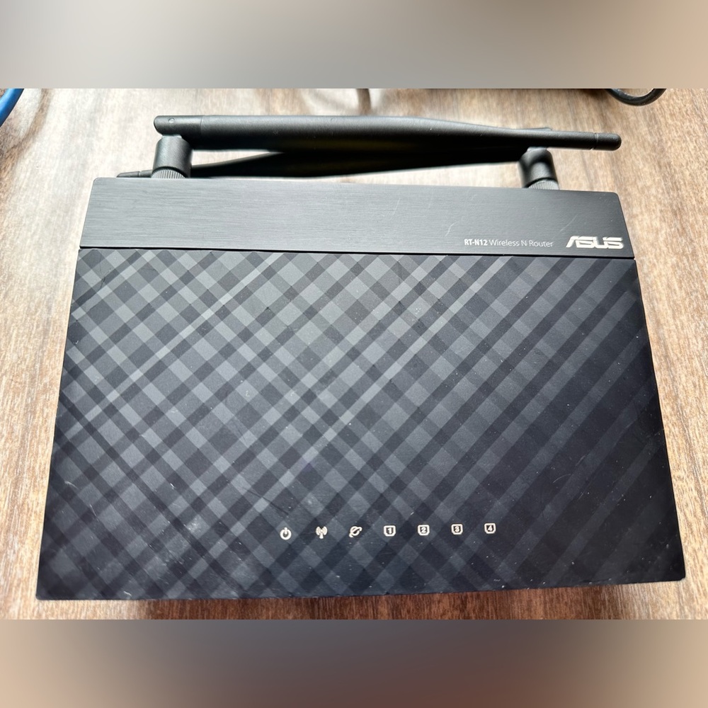 ASUS RT-N12 Wireless-N300 Router - Picture 2 of 8